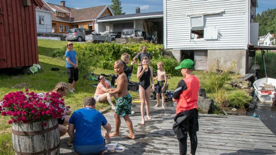 - Lærer trygghet i vannet og rydder samtidig