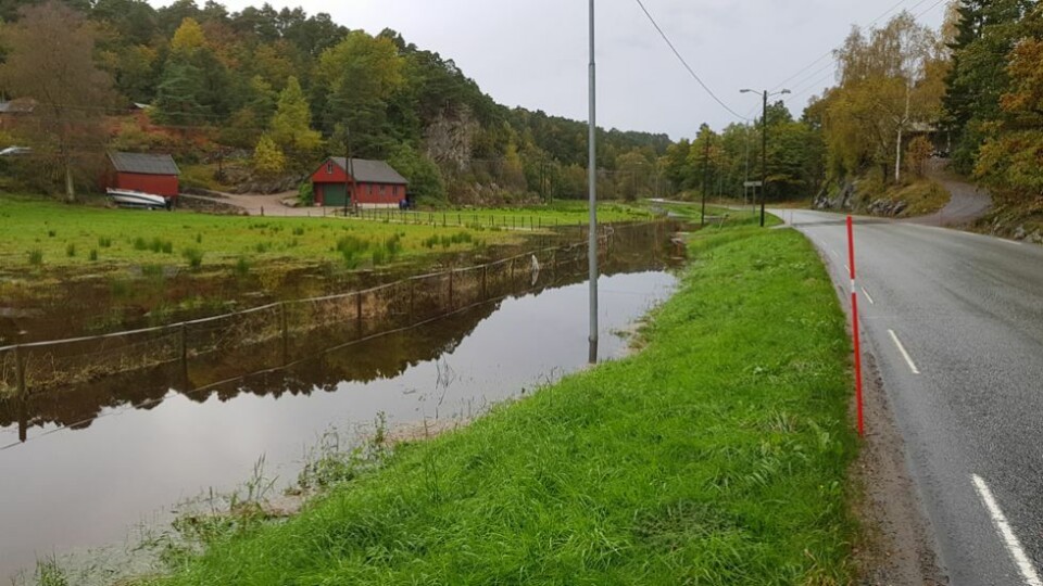 Oversvømte veier og fem personer reddet fra oversvømt hus