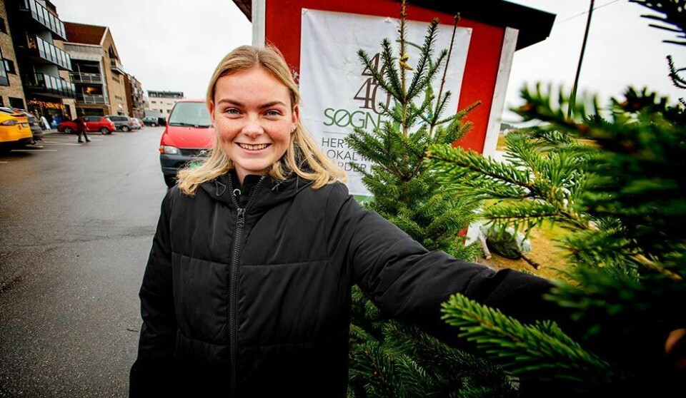Nora (19) kjører juletreet hjem til deg