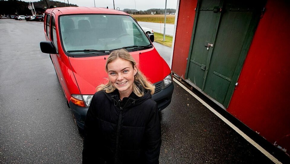 Nora (19) kjører juletreet hjem til deg