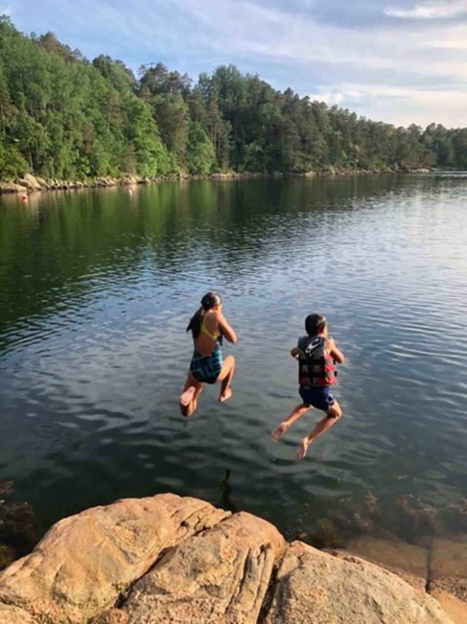 Julivarmen uteblir, men sommerbilder deles uansett vær
