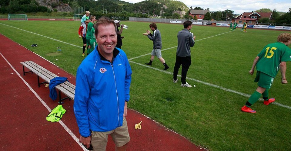 - Tror det vil gjøre noe med dem
Det er den norske Trenerforeningen, med Teddy Moen (bildet) i spissen som står for innsamlingen av kontorrekvisita til MYSA.
- Vi har fått «containerhjelp» av Netthandelen og Seafront på Mjåvann, og nå håper vi på å få fylt opp denne slik at undervisningsrommet blir operativt. Vi trenger kontorpulter, bort, stoler, hyller og så videre til ett kontor/konferanserom. Videre trenger vi datautstyr, både bærbare og stasjonære. Videre har vi behov for foto og filmutstyr, projektor og lerret samt et smartboard til undervisning. Musikkinstrumenter er også ett behov og eventuelle treningsapparater, og større kjøkkenmaskiner er vi veldig takknemmelige for å ta i mot, sier Moen.
- Alt trengs ikke leveres lørdag, men hvis vi kunne få beskjed om noen har noe på lørdag under oppvisningen på torget vil det hjelpe oss i arbeidet betraktelig, sier han.