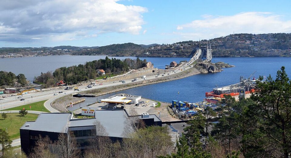 Stenger høyre felt på Varoddbrua for lastebiler