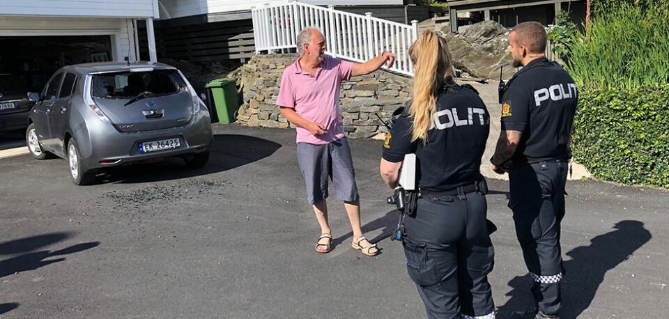 Fikk bakruta på bilen knust av stor stein