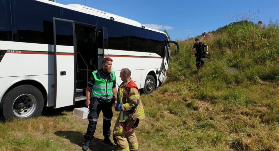 Fem personer til sykehus etter bussulykke på E39 Klepland