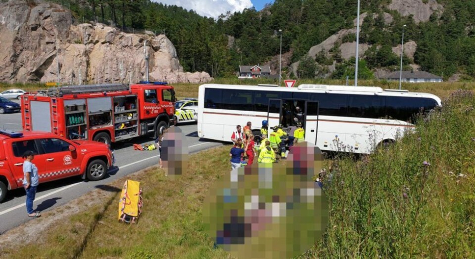 Fem personer til sykehus etter bussulykke på E39 Klepland