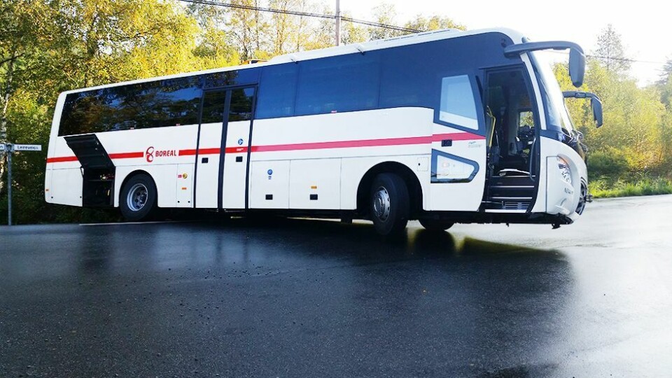 Buss med skolebarn rygget av veien i Trysneskrysset