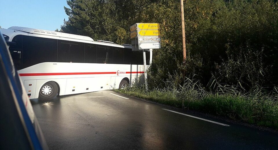 Buss med skolebarn rygget av veien i Trysneskrysset