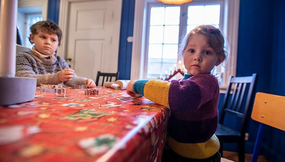 Nora (3) koste seg med julebaksten søndag ettermiddag
