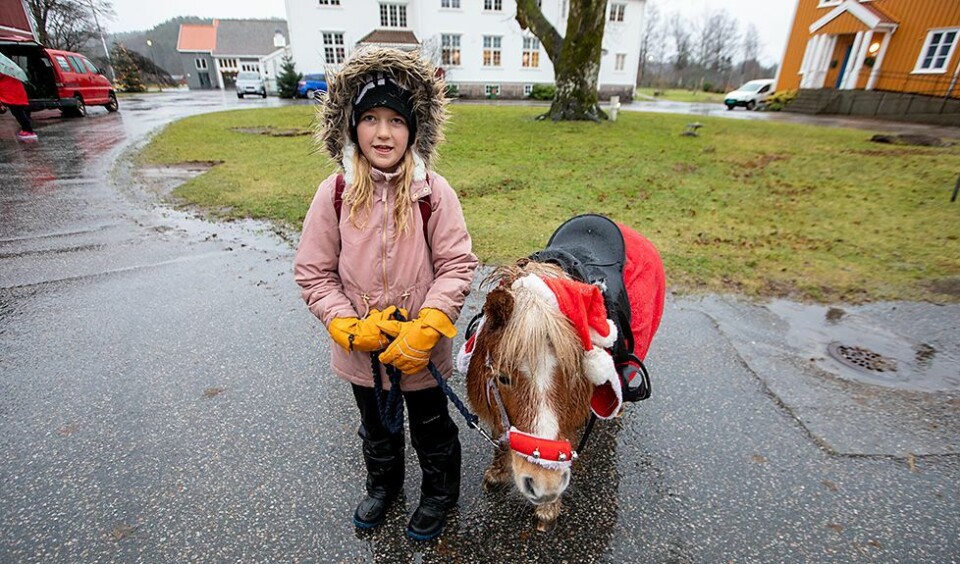 Nora (3) koste seg med julebaksten søndag ettermiddag