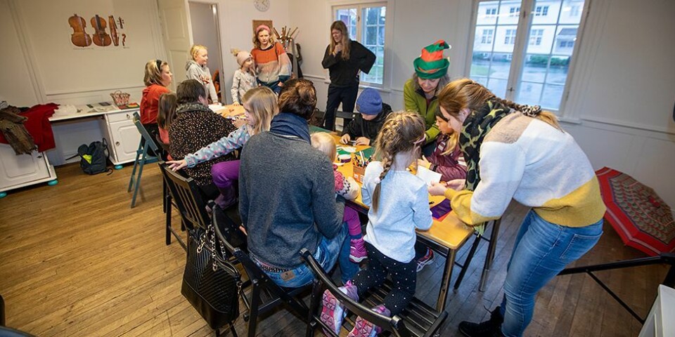 Nora (3) koste seg med julebaksten søndag ettermiddag