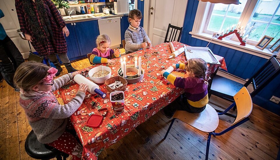 Nora (3) koste seg med julebaksten søndag ettermiddag