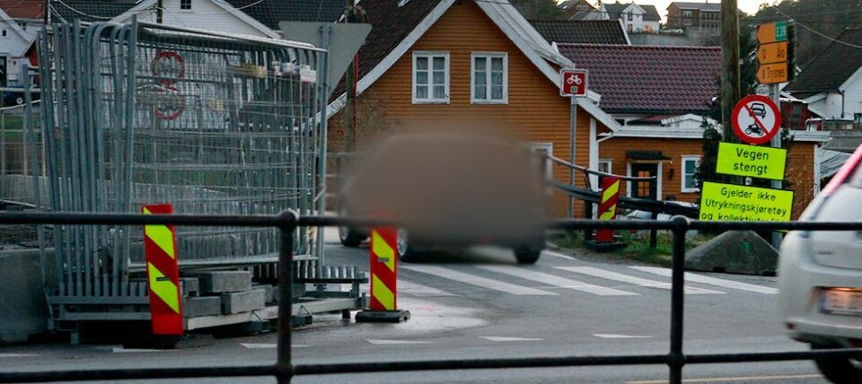 Snur skiltene ved Leirebrua