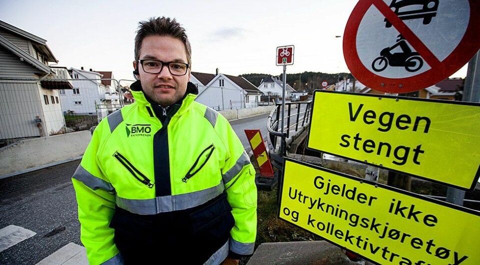Snur skiltene ved Leirebrua