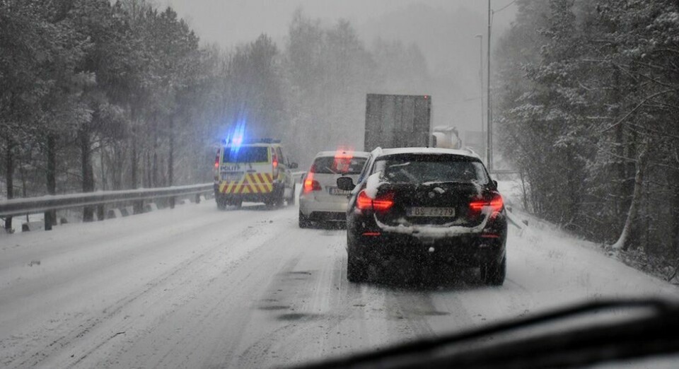 Feed: Vi følger været og hendelsene gjennom helgen: Bil av veien på E39 Valand