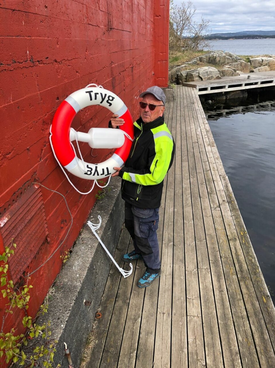 To redningsbøyer på plass i Krageviga