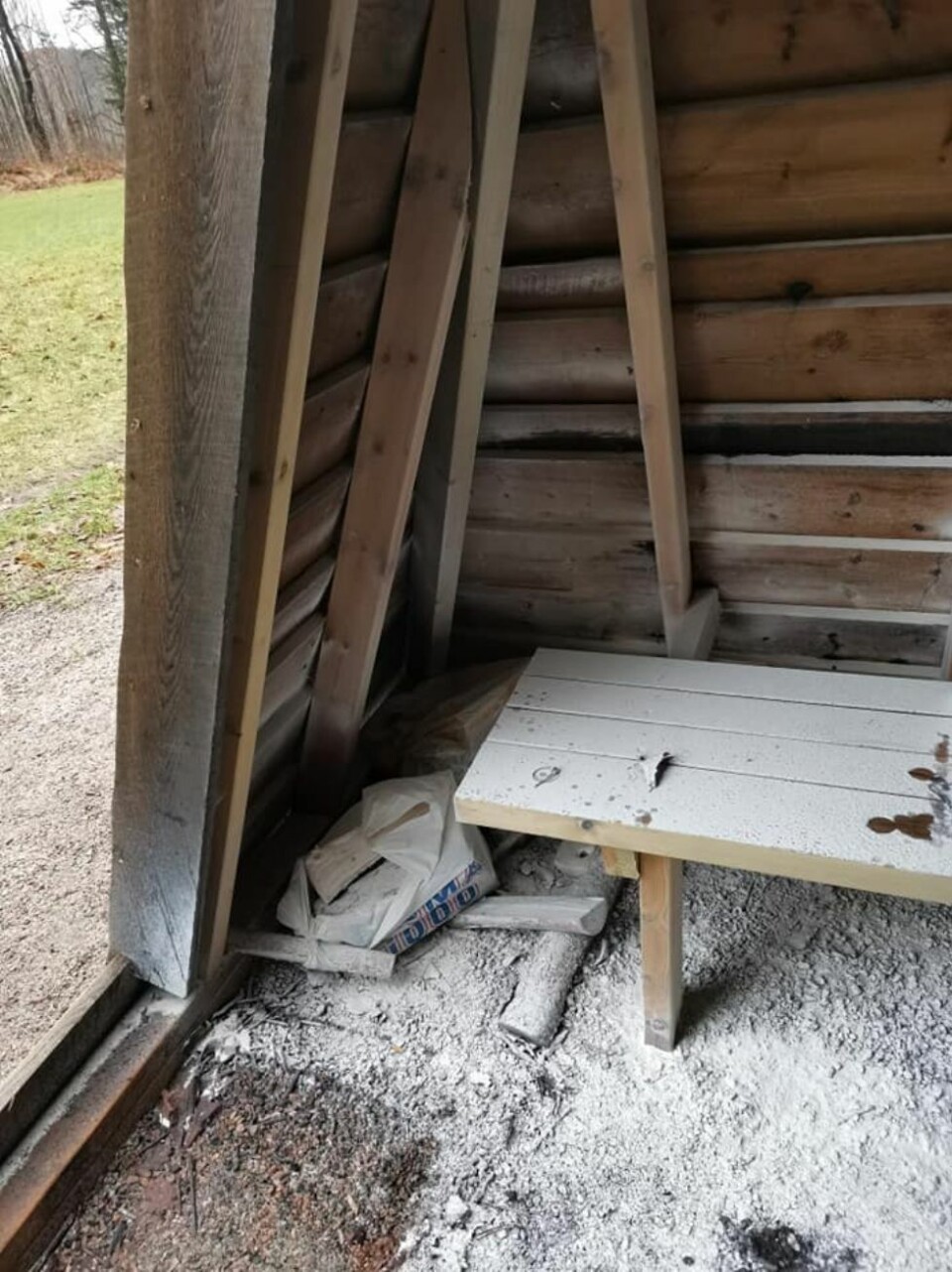 Tømte pulverapparat i lavvo på Hortemo