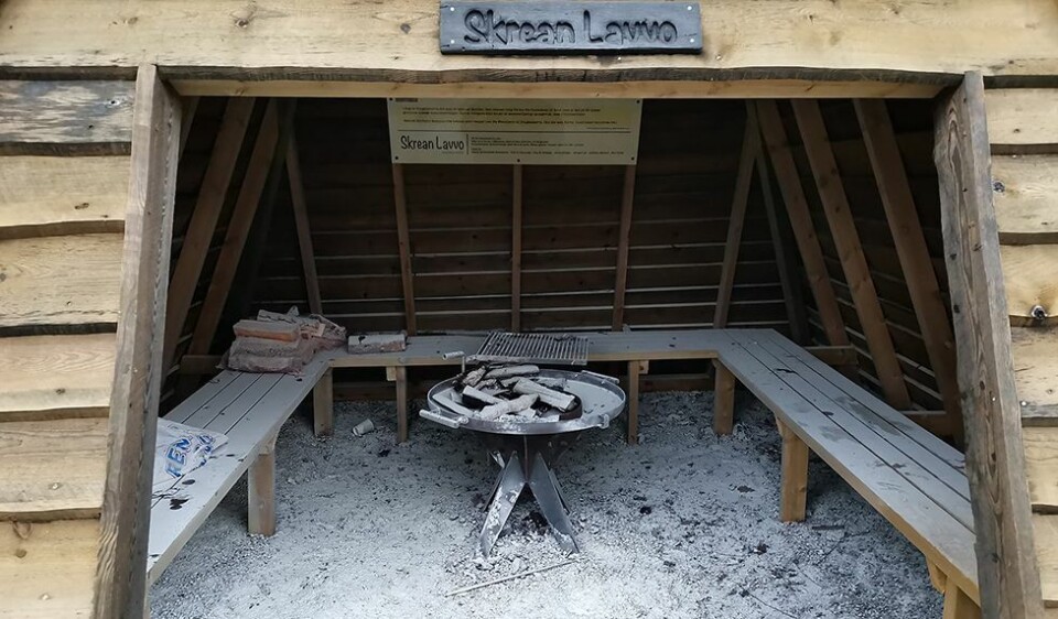 Tømte pulverapparat i lavvo på Hortemo