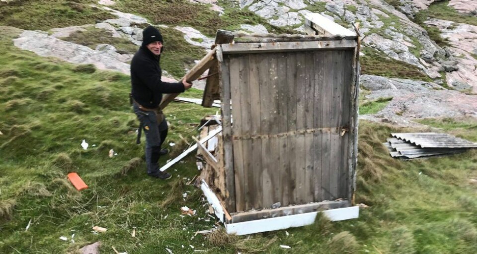 Utedoen på Songvår fyr er gjenreist etter «Knuds» herjinger