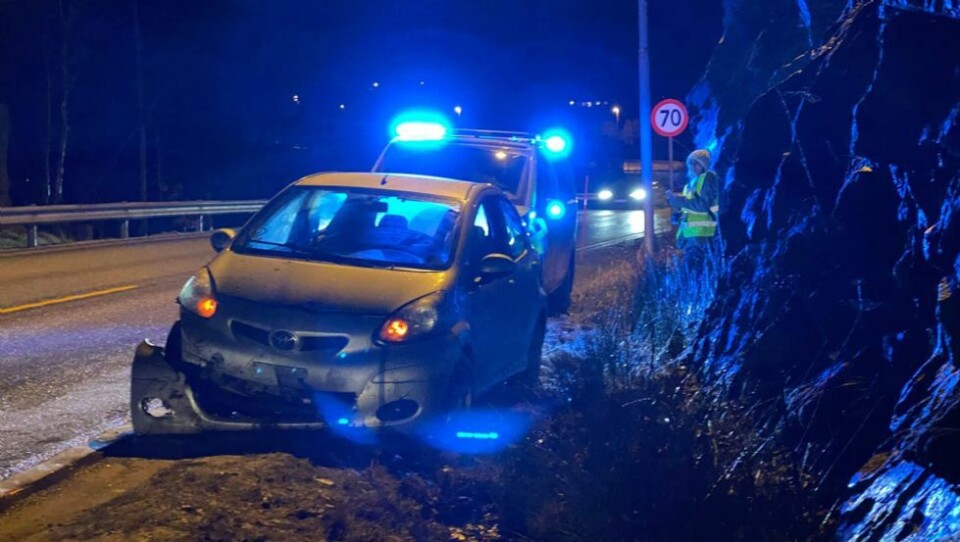 Bil av veien i Holmenbakken: - Veiene er glatte