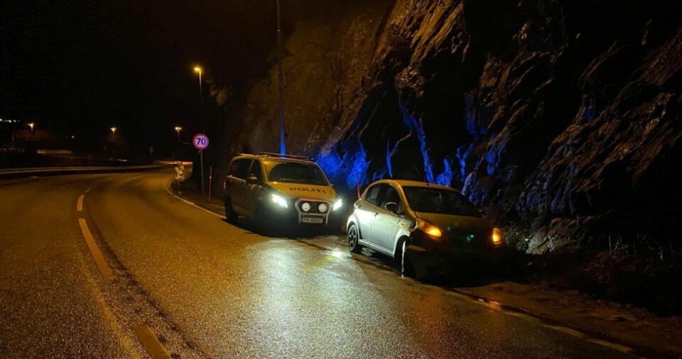 Bil av veien i Holmenbakken: - Veiene er glatte