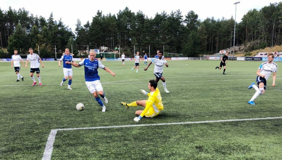 Artikkelen fortsetter under bildet.
Mathias Grundetjern runder keeper etter bare fem minutter, men skuddet smeller i stanga. (Foto: Arild Hansen).