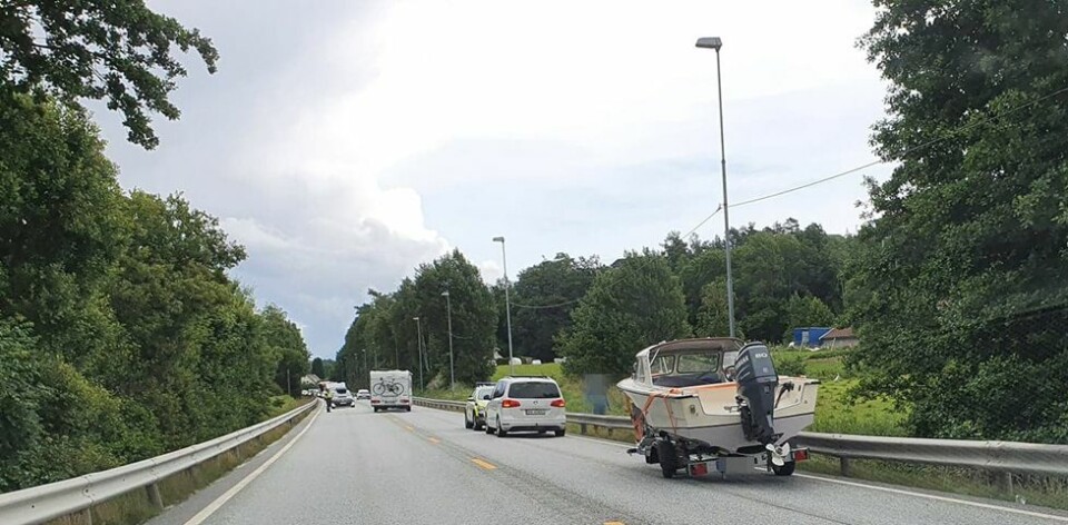 Trafikken går igjen som normalt etter at tilhenger mistet hjul på E39 vest for Tangvall