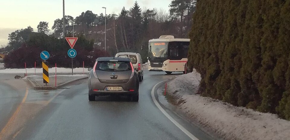 Møtte bussen i rundkjøring: - Den kom rett mot oss