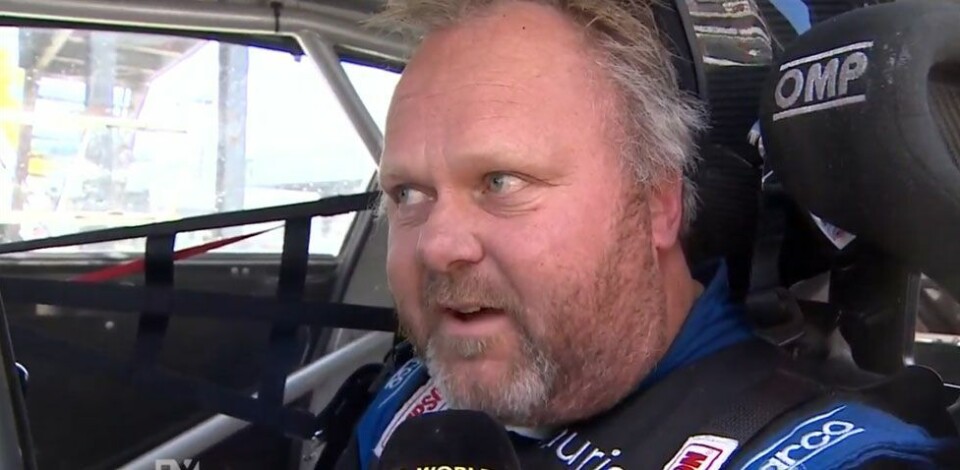 Try startet i innerste startspor i Q3 race 1, og han fikk en knallstart på banen som søndag var tørket opp etter regnværet lørdag formiddag.
Han beholdt ledelsen gjennom hele heatet og kjørte inn til tiden 2,19, hele 13 sekunder raskere enn hans bestetid lørdag.
- Mekanikerne har jobbet på bilen i hele går kveld og natt og endelig har Pål fått det oppsettet på bilen som han ønsker selv, sier Svein Frustøl til N247 etter Q3 søndag.
Try endte på en 12. plass i søndagens første kvalifiseringsrunde, og etter tre av de fire innledende runder ligger han fortsatt på en 16. plass og må kapre godt med poeng i Q4 dersom han skal komme seg til semifinalen senere søndag.
- Bare sett på TV- tidligere
- Dette er vel det gøyeste jeg har vært med på med buksene på, sa Try i intervjusonen etter løpet og la til at det var utrolig gøy å kjøre sammen med og fortere enn konkurrenter som han tidligere bare har sett på TV.