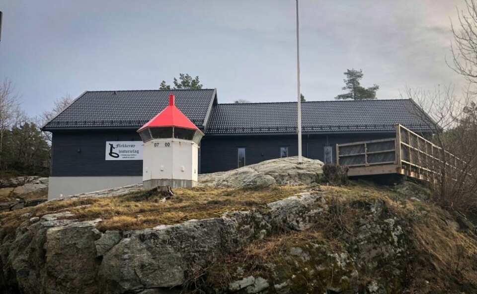 Senskjærlykta på plass utenfor museet til Flekkerøy Historielag