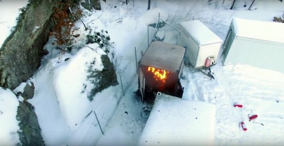 Se dronevideo av brannen på Mjåvann