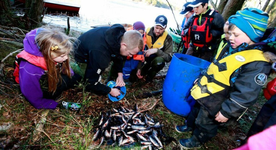 Fiskeriministeren deler ut penger til fiskeglade barn