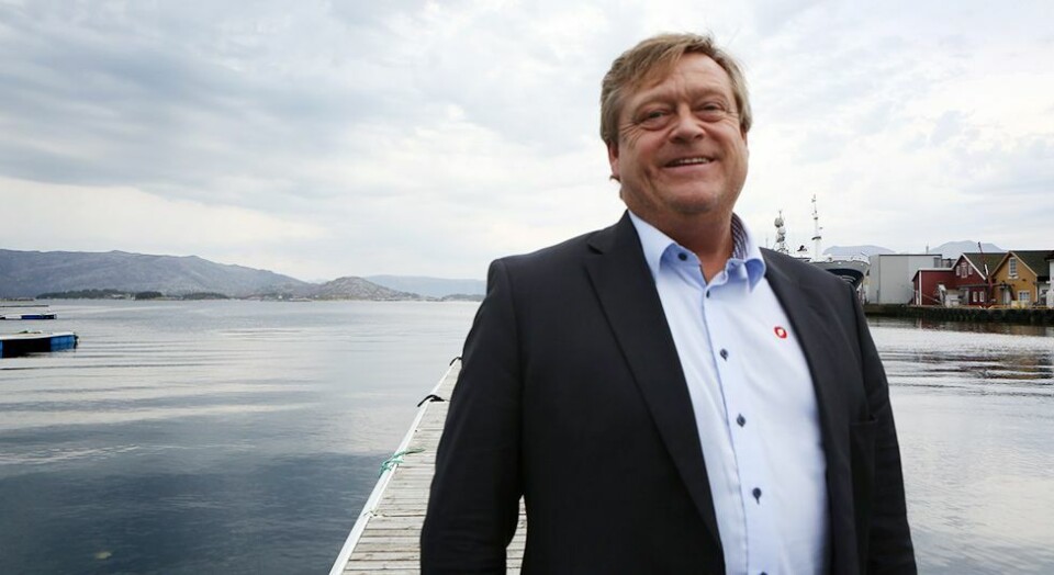 Fiskeriministeren deler ut penger til fiskeglade barn
