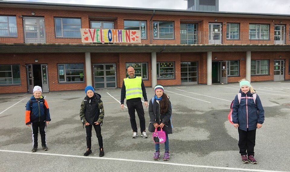 - Det er veldig gøy å være tilbake på skolen igjen, sier Kristian Repstad Andersen (f.v.), Marco Opseth, Eliana Khadaa og Madelen Høye. Bak står rektor Terje Alsen, og bak han igjen var det hengt opp «Velkommen-skilt» til alle som møtte på skolen denne mandagen. (Foto: Arild Hansen).