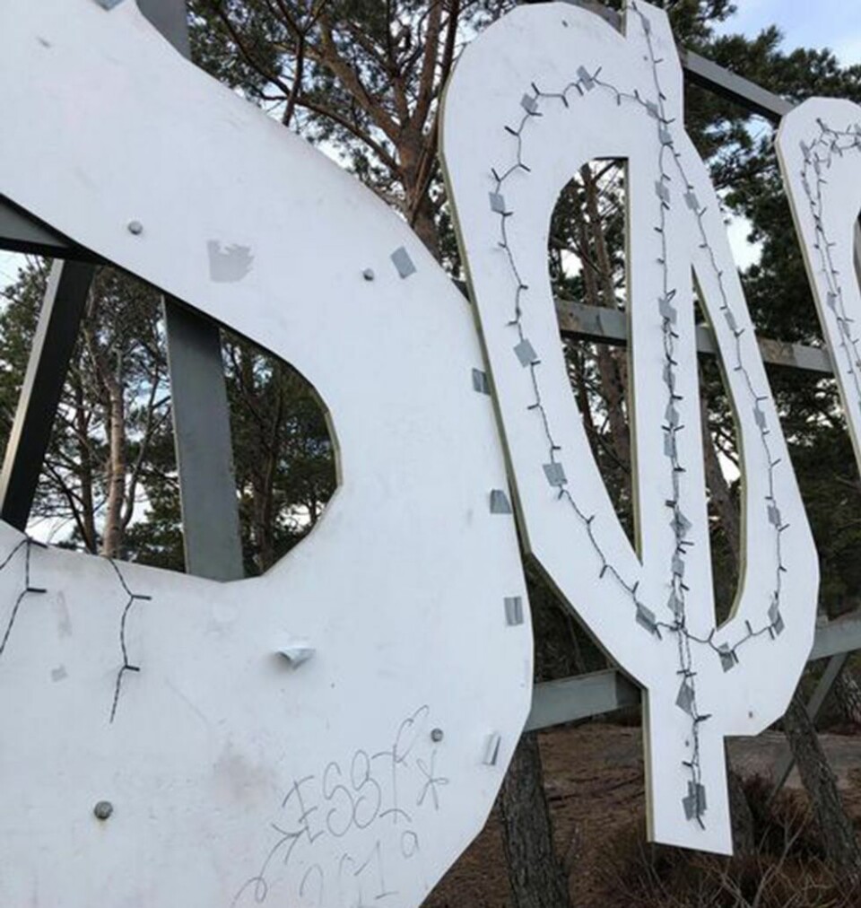 Hærverk på og ved Søgneskiltet