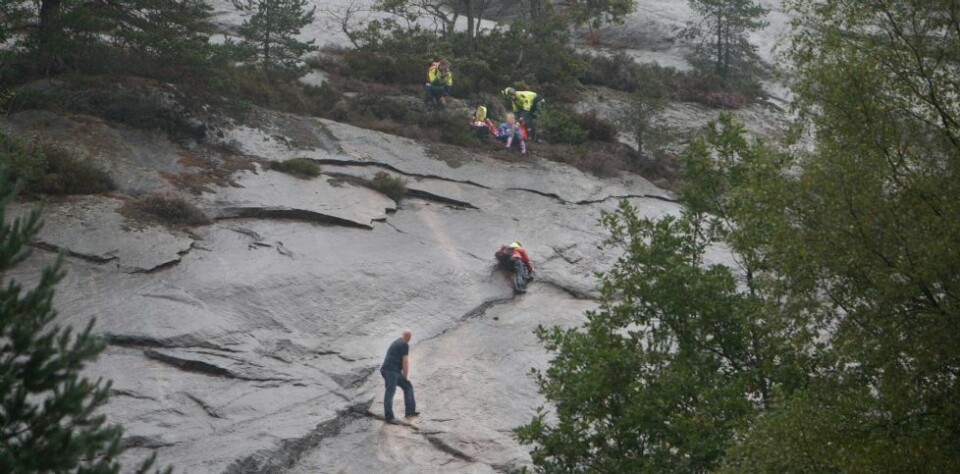 Tre jenter satt fast i fjellside