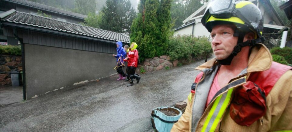 Tre jenter satt fast i fjellside