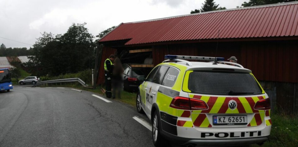 Bil kjørte inn i låve