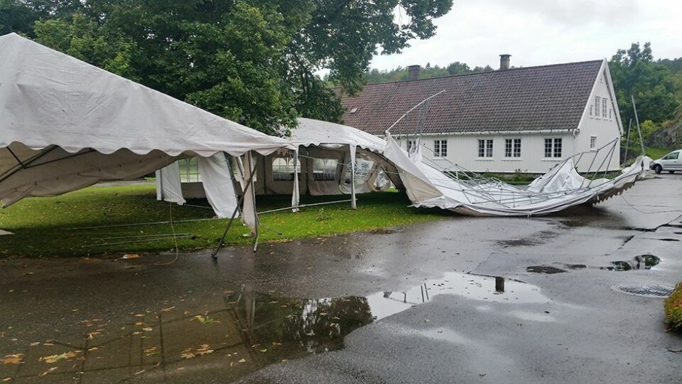 Uværet rev ned festtelt på prestegården