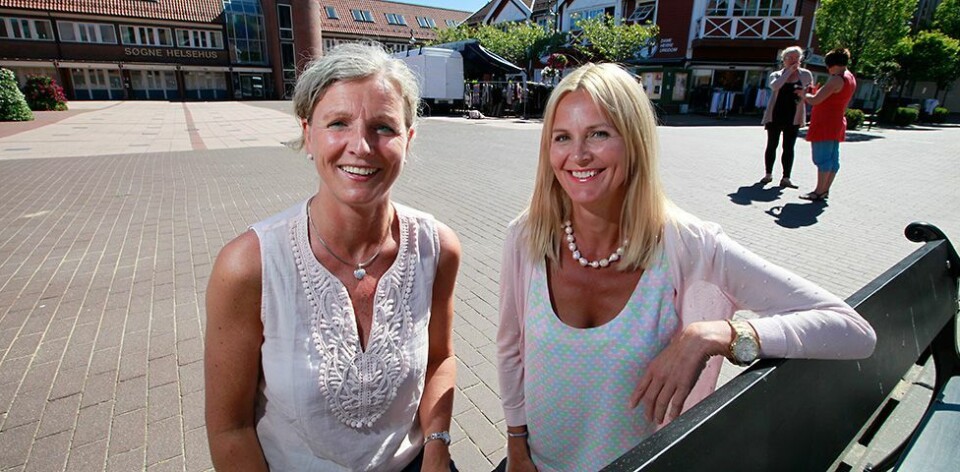 Setter opp igjen partyteltet på torvet