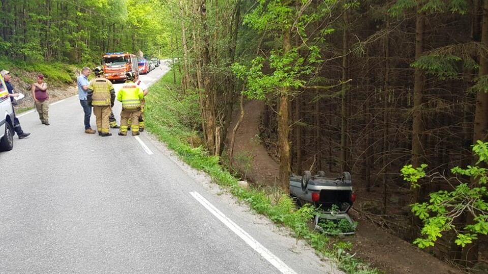 To personer kjørt til sykehus etter trafikkulykke ved Tronstadvann