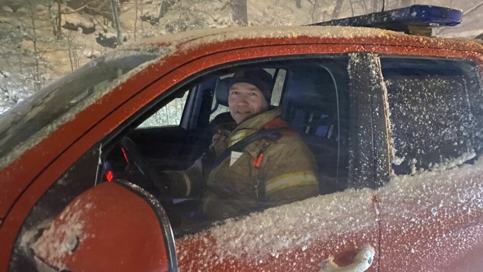 To personer gjennom isen på Torvefjorden med ATV