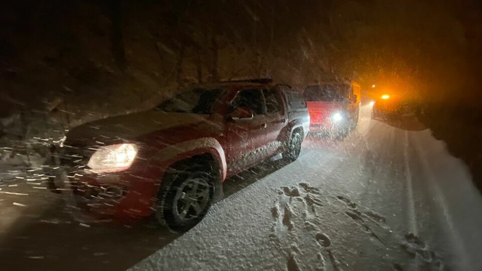 To personer gjennom isen på Torvefjorden med ATV