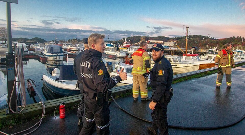 Båtbrann slukket av politipatrulje