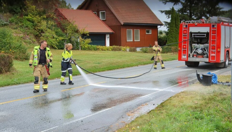 Bildet under: Mannskaper fra KBR i ferd med å rydde veien etter hendelsen på Fv 456 fredag. (Foto: Nicolai Prebensen).