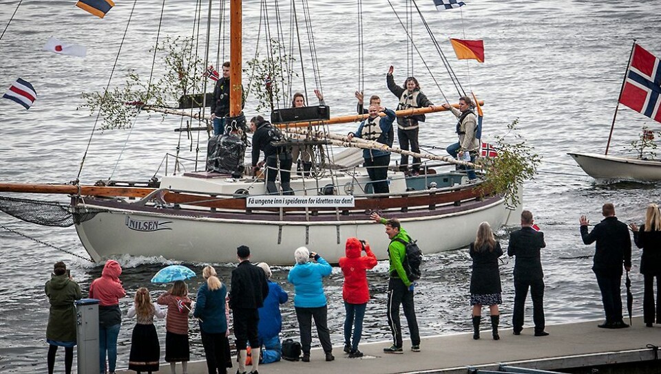 Var du i båtkortesjen 17. mai? Da er sannsynligheten stor for at du finner klipp av deg selv og båten din her