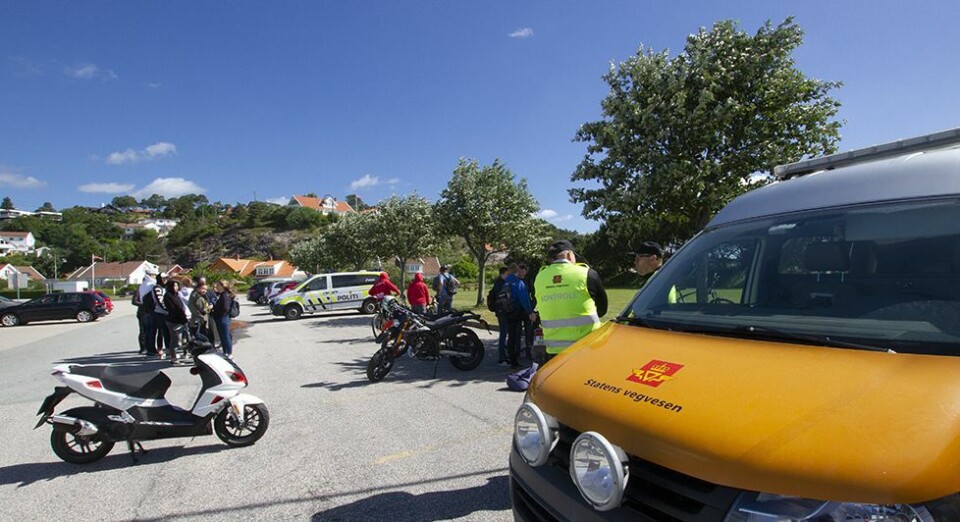 Kjøreforbud og avskilting av mopeder fortsatte tirsdag