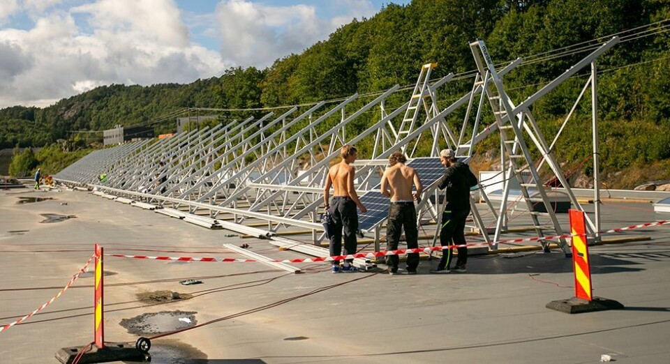 Her monteres solcelleanlegget på betongfabrikken