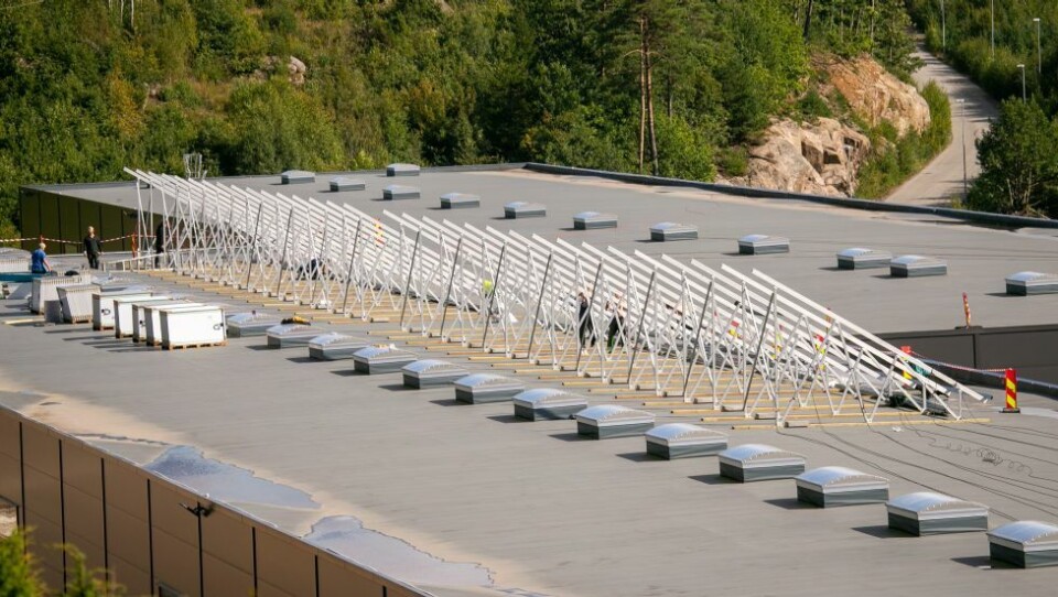 Her monteres solcelleanlegget på betongfabrikken