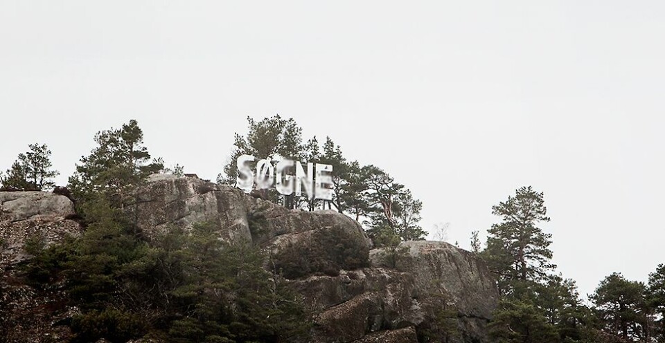 Søgne-skiltet tilgriset i løpet av natten